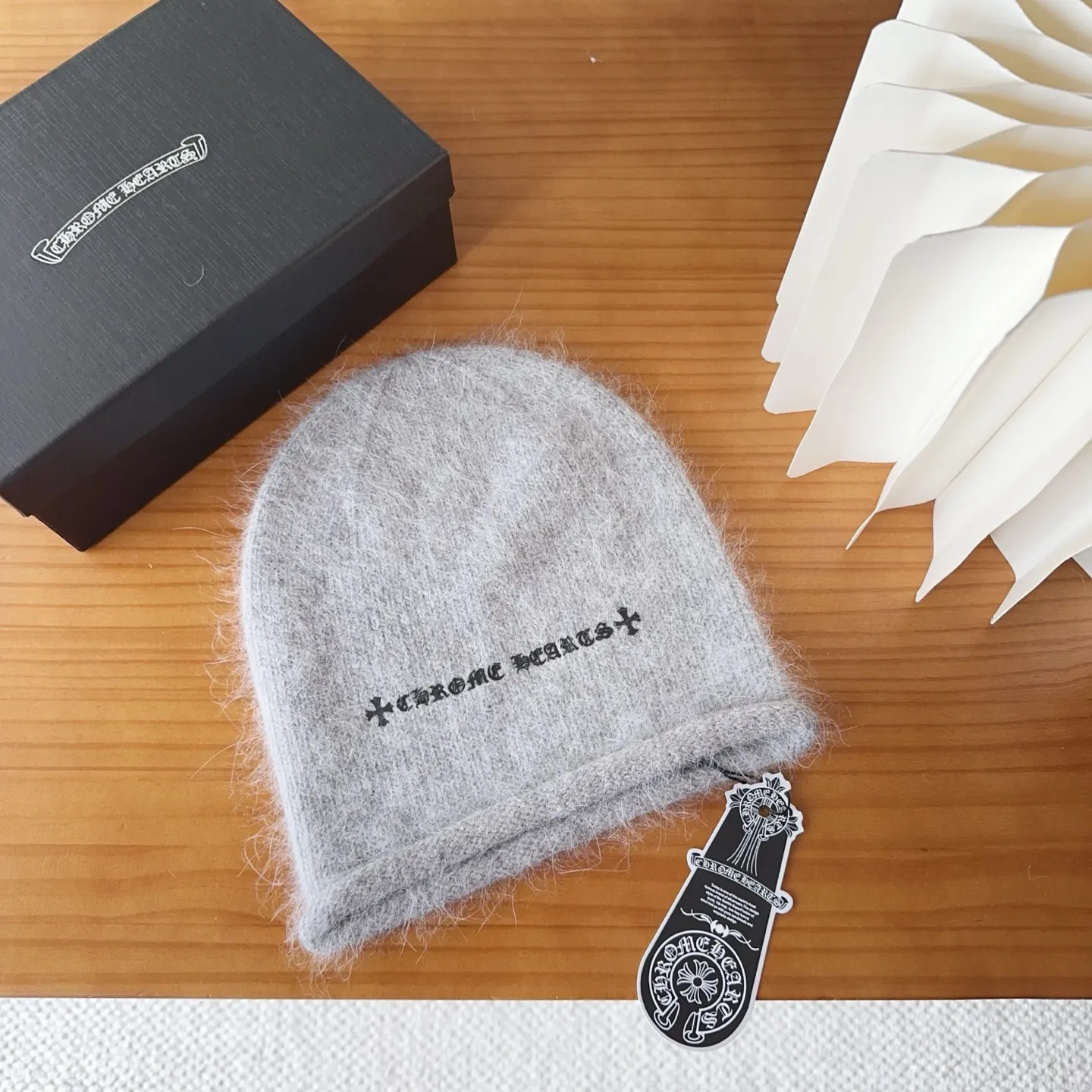 💰50 Crow Heart Autumn and Winter Wool Knitted Beanie This must be a favorite of minimalism. It is clean, neat, fashionable and versatile, and will definitely not be picky about your face shape! A fashionable classic that lasts forever! Fashionable black and white can be purchased together!